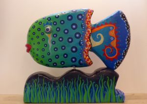 Grüner Fisch mit Wellensockel