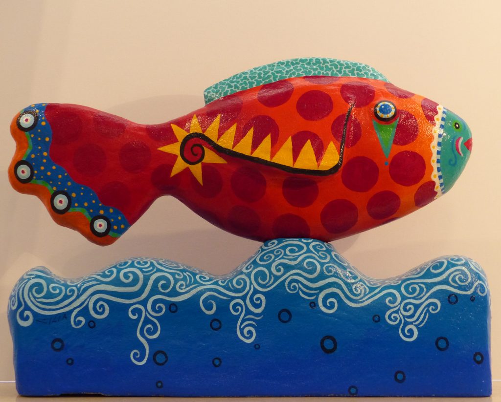 Roter Fisch mit Wellensockel