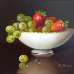 Schale mit Erdbeeren und Weintrauben