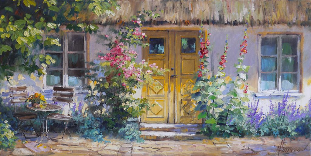 Gelbe Tür mit Stockrosen