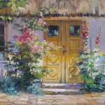 Gelbe Tür mit Stockrosen