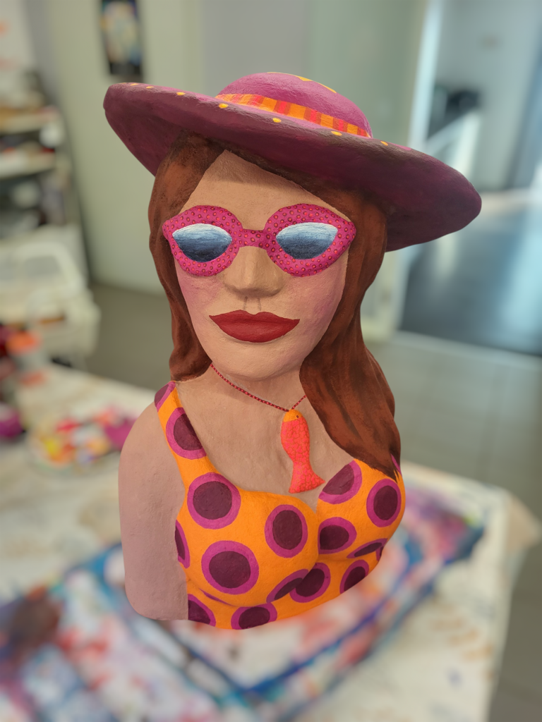 Dame mit Hut und Sonnenbrille